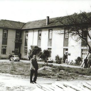 Druga dvospratna Frotingamova zgrada sagrađene 1924. (fotografija je iz 1970.)