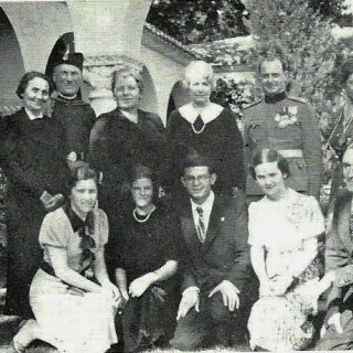 Jugosovenska delegacija predala je porodici Frotingam duborez (treća sleva D. Grujić, Stanka Lozanić.puk. Todor Živković, kleče, druga Ana